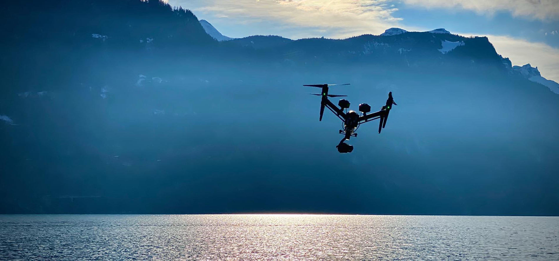 Drone volant au dessus d'un lac 