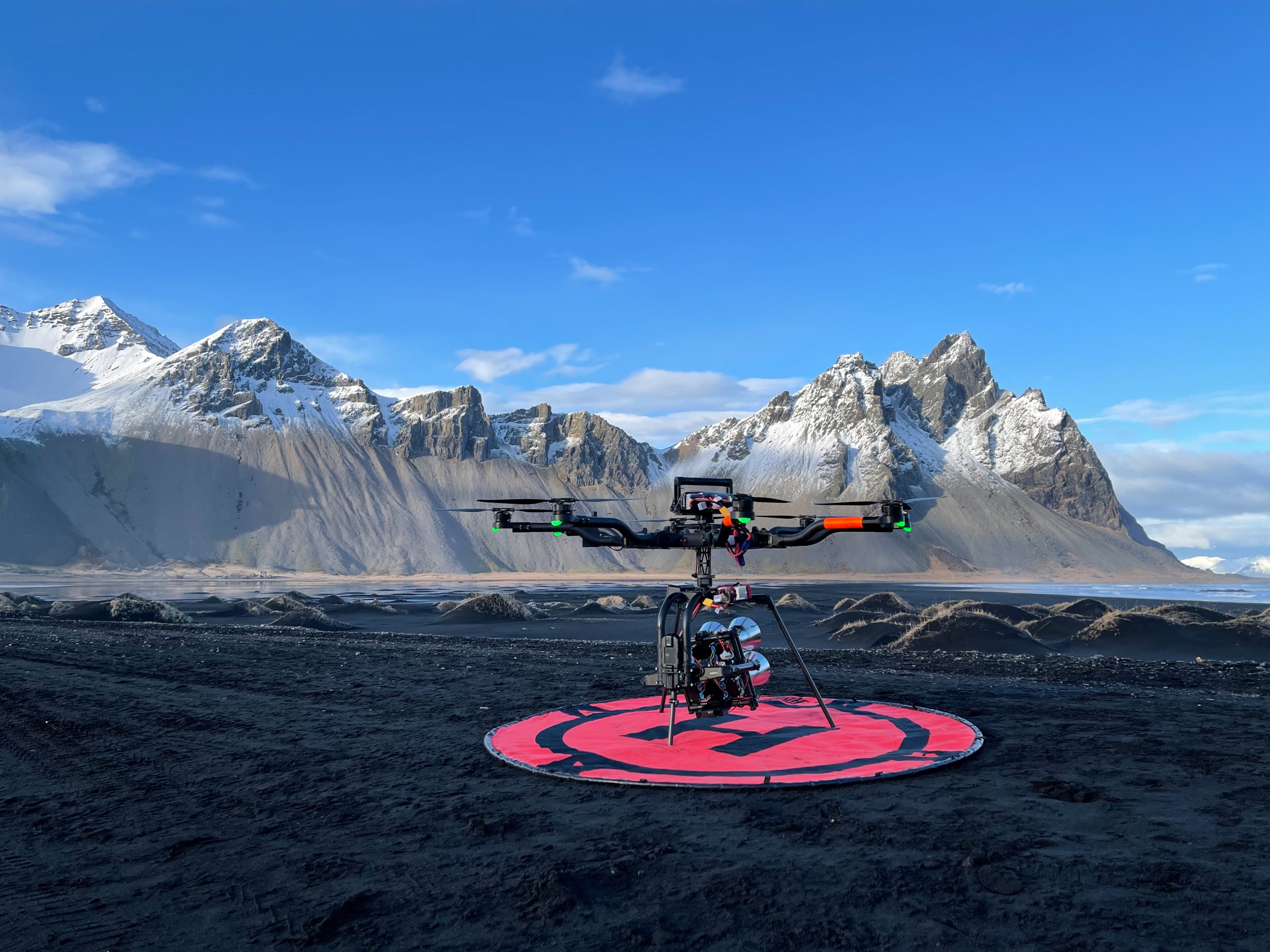 Drone posé vu sur montagnes
