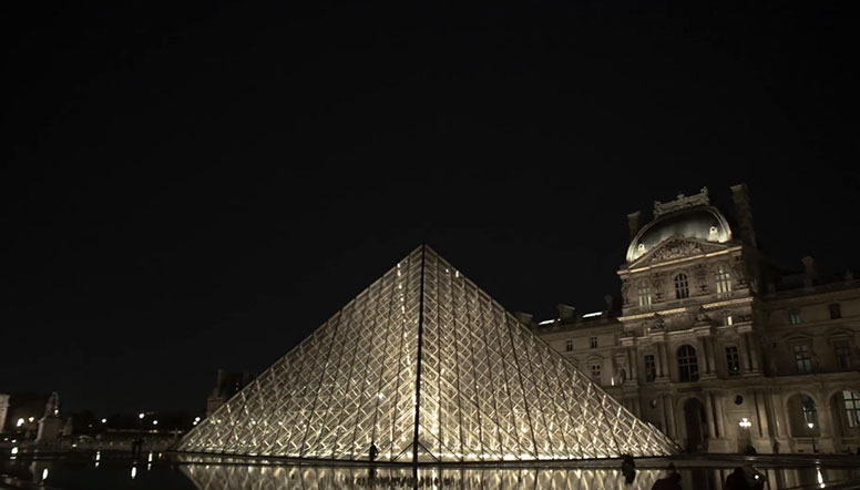 Pyramides du Louvre hyperlapse nuit plans serré