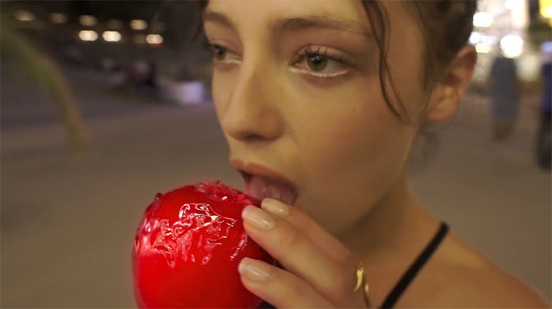 fille mange une pomme