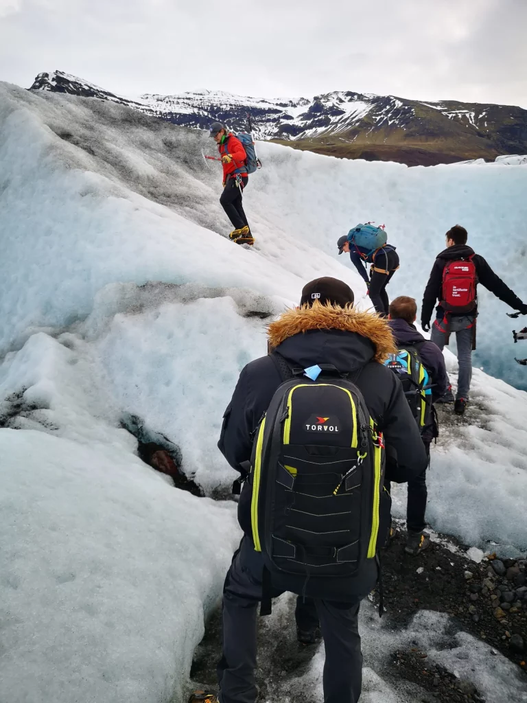 Télépilotes en excursion dans un glacier