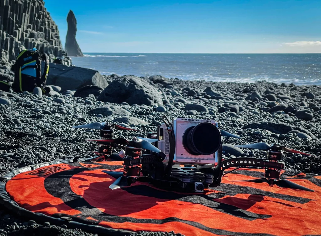 Drone posé avec la mer en fond 
