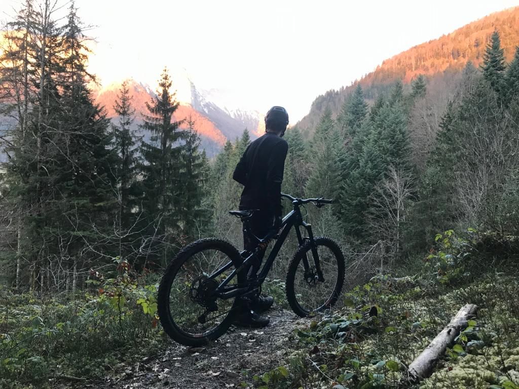 homme avec son vélo dans les montagnes