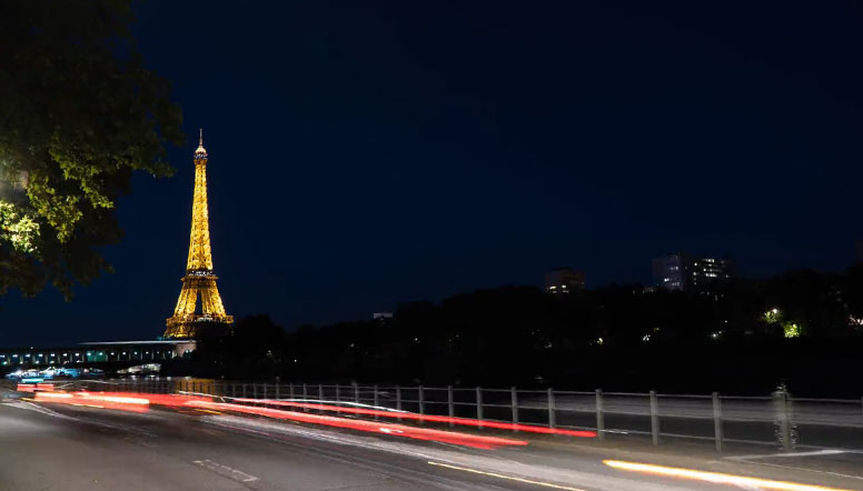 Tour Eiffel et traffic en slowmotion